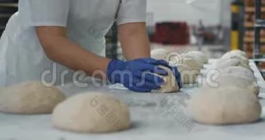 在一家商业烘焙行业，专业的面包师辛勤工作，为烘焙面包和面包制作面团